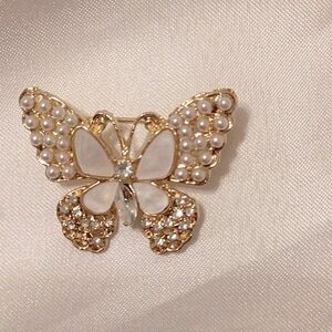 Unbranded butterfly brooch NIB $10 1” long